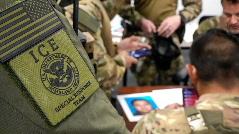 Crise política nos EUA pressiona sistema de segurança e leva ICE a atuar em aeroportos
