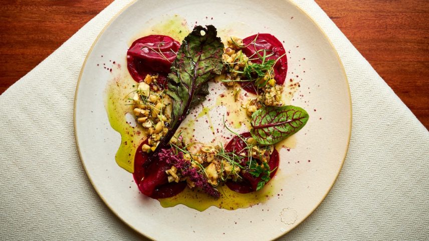 Èze tem um falso ravioli de picles de beterraba recheado de tapenade vegano, pesto de pistache e castanhas