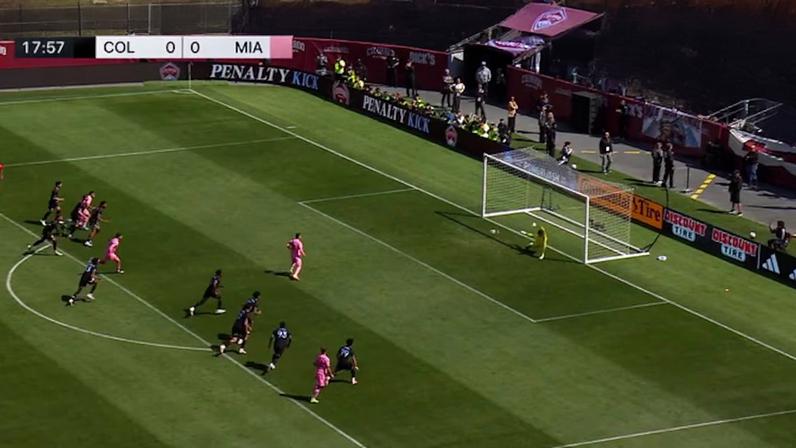 Messi cobra pênalti com categoria e abre o placar contra o Colorado