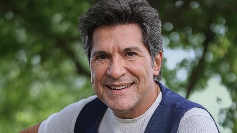 Daniel posa com a filha e o namorado dela em musical