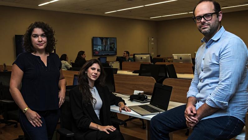 SAÚDE - O editor Diogo Sponchiato e as repórteres Paula Felix (à esq.) e Victória Ribeiro: a permanente atenção de VEJA a um tema fundamental (Kaio Lakaio/.)