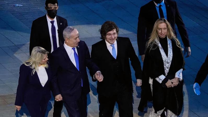 Benjamin Netanyahu, sua esposa Sara, Javier Milei e a secretária geral da presidência da Argentina, Karina Milei, em Jerusalém neste sábado, 16