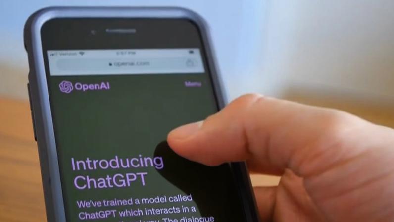 Especialista compara anúncios da Anthropic ao marketing utilizado no lançamento do ChatGPT