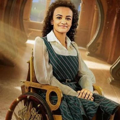 Atriz de Wicked afirma ter sido impedida de embarcar por usar cadeira de rodas