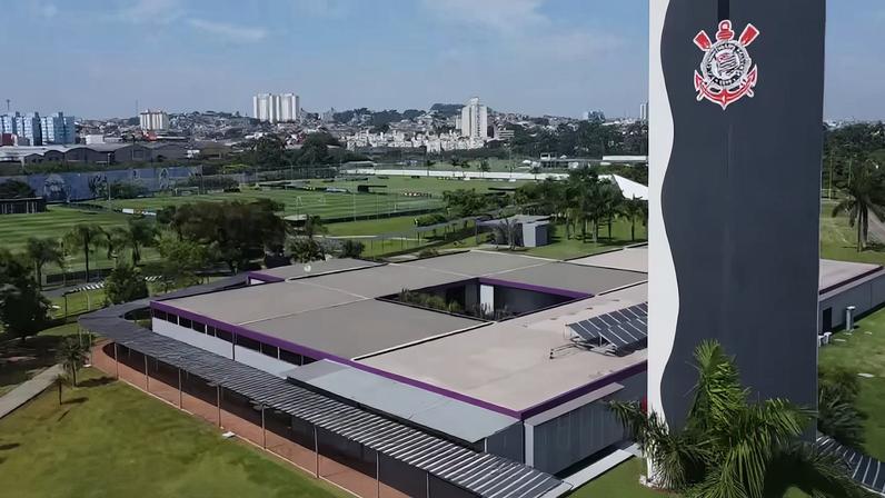 Torcida organizada do Corinthians protesta no CT e cobra jogadores