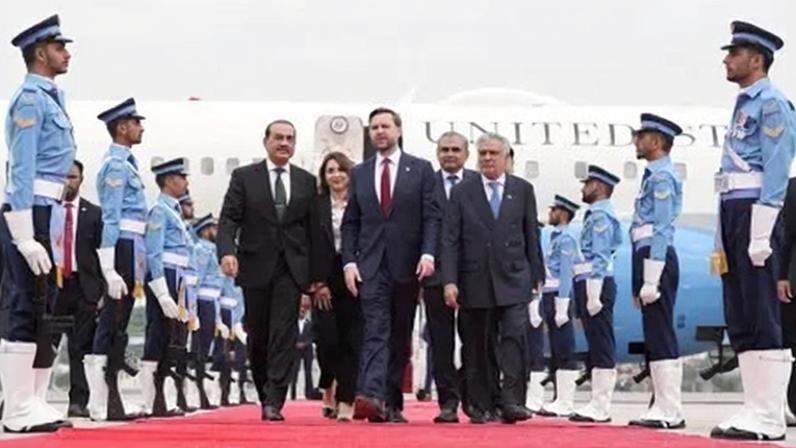 O vice-presidente dos EUA, JD Vance, desembarca para conversas com autoridades iranianas em Islamabad, Paquistão 11 de abril de 2026 Jacquelyn Martin/Pool via REUTERS