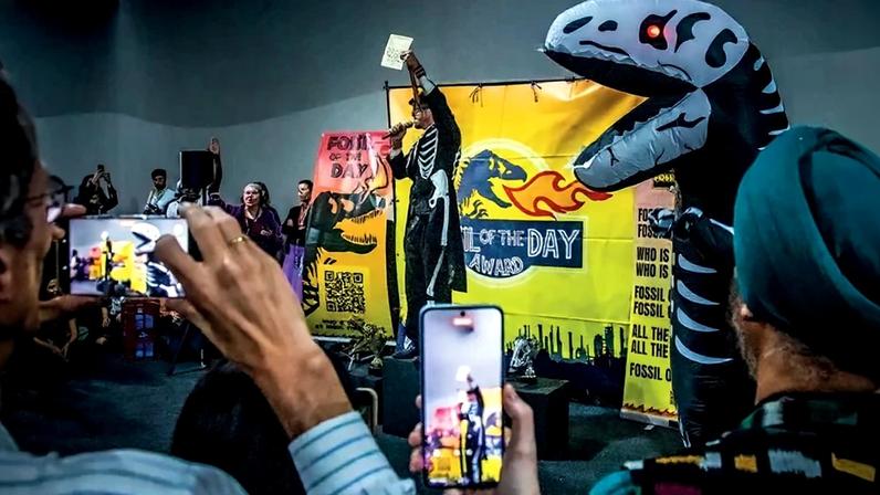 Na COP30, o “Fóssil do Dia” expôs diariamente países acusados de sabotar o avanço da agenda climática (Leandro Fonseca /Exame)