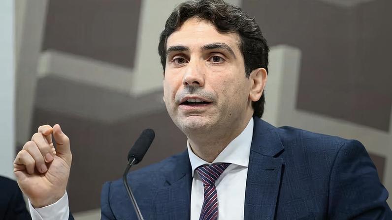 O presidente do BC, Gabriel Galípolo, prestou depoimento à CPI do Crime Organizado