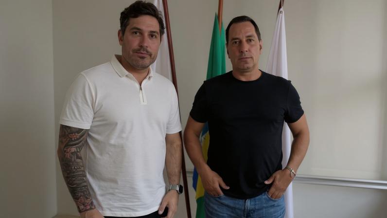 Na imagem, Luciano Vieira (esq.), presidente do PSDB-RJ, e o ex-jogador Edmundo (dir.), durante o ato de filiação do ex-atacante