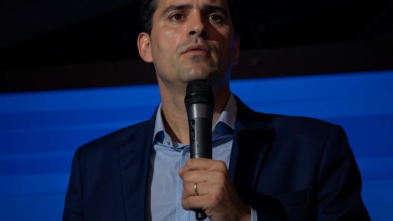 Prefeito do Rio afasta funcionários por agressão a ambulante na praia