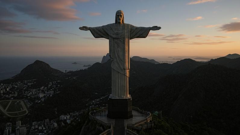 Estátua monumental em concreto armado e pedra-sabão situada no topo do Morro do Corcovado – Créditos: depositphotos.com / rmnunes