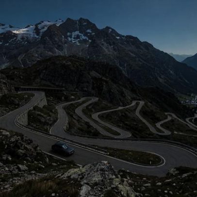 Rodovia entre Suíça e Itália ultrapassa Alpes em trajeto de 72 curvas a 2.113 m