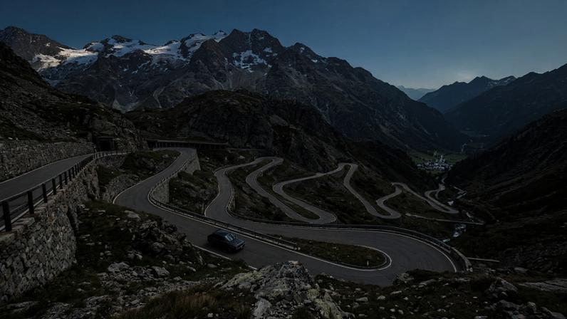 Rodovia entre Suíça e Itália ultrapassa Alpes em trajeto de 72 curvas a 2.113 m