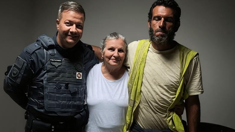 Professor desaparecido, sua mãe e o policial rodoviário que fez identificação | Divulgação/Polícia Rodoviária