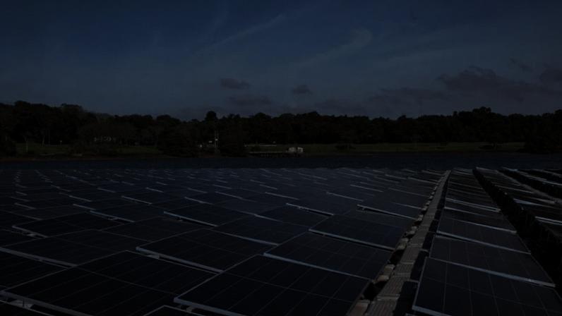 Toda a capacidade hidrelétrica contida na área inundada do Rio Paraná, que move turbinas que geram até 14.000 megawatts (MW) de energia elétrica, também pode ser aproveitada para gerar eletricidade a partir de painéis solares instalados sobre o espelho d'água