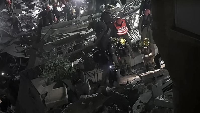 Equipes de emergência buscam desaparecidos após ataque atingir prédio em Israel