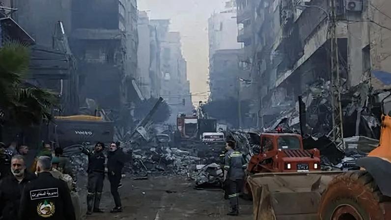 Equipes de resgate procuram pessoas após um ataque israelense atingir um prédio residencial no bairro Corniche al Mazraa, em 8 de abril de 2026, em Beirute, no Líbano.