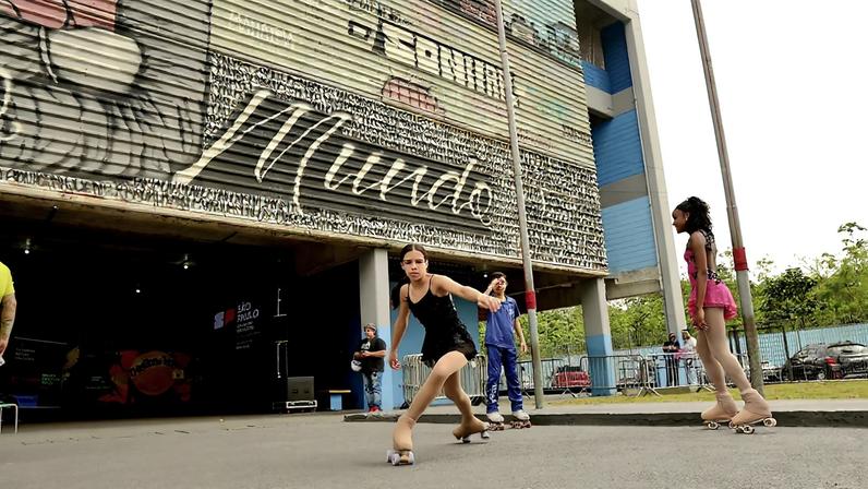 Alunas treinam patinação artística na Escola Estadual Parque dos Sonhos, em Cubatão (SP). (Foto: Adrielson Gilmar/Governo de SP)