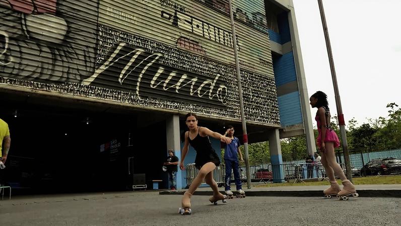 Alunas treinam patinação artística na Escola Estadual Parque dos Sonhos, em Cubatão (SP). (Foto: Adrielson Gilmar/Governo de SP)