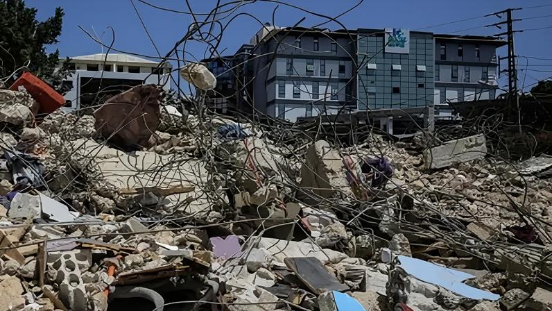 Escombros após ataques israelenses perto do Hospital Hiram em Tyre, no sul do Líbano