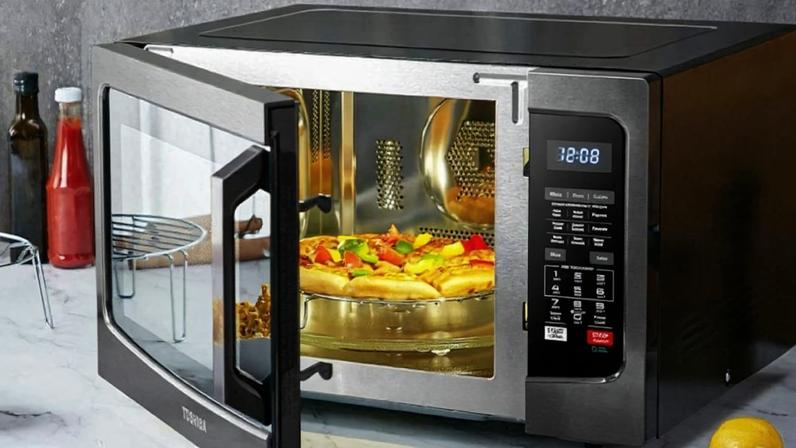 Comida requentada no micro-ondas: perigo ou exagero?