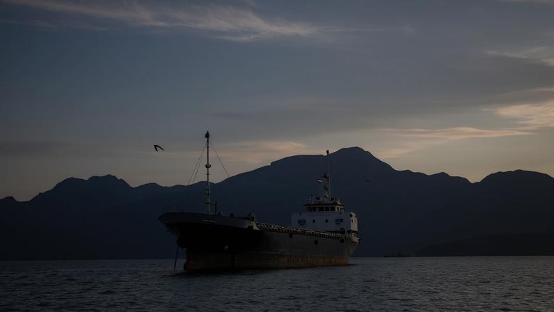 Navio passando pelo Estreito de Ormuz