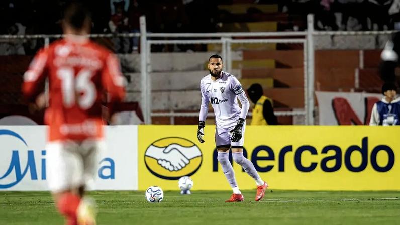 Éverson contra o Cienciano (Foto: Pedro Souza / Atlético)