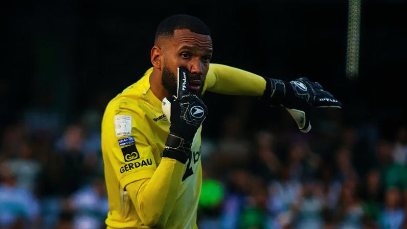 Éverson em Coritiba x Atlético (Foto: Gabriel Machado/AGIF/Folhapress)