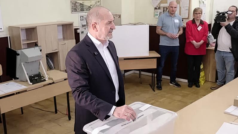 Ex-presidente da Bulgária, Rumen Radev, vota e expressa esperança em relações práticas com a Rússia