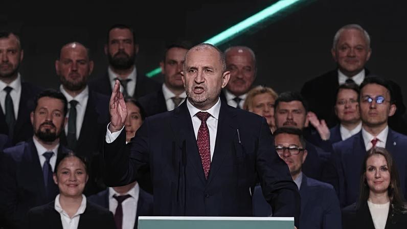 Ex-presidente pró-Rússia Radev realiza comício de encerramento antes das eleições antecipadas na Bulgária