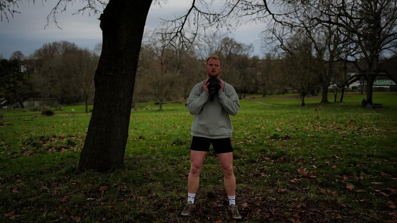 Treino diário com goblet squats por um mês traz resultados surpreendentes