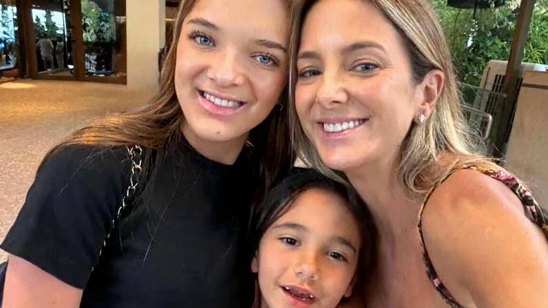 Ticiane Pinheiro e filhas celebram aniversário da cozinheira