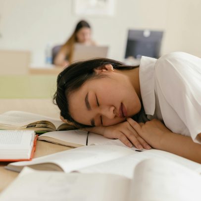 Funcionária advertida após dormir 5 horas no trabalho afirma: recebe o que paga