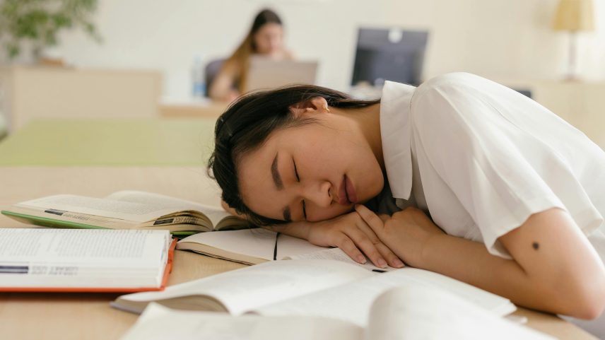 Funcionária advertida após dormir 5 horas no trabalho afirma: recebe o que paga