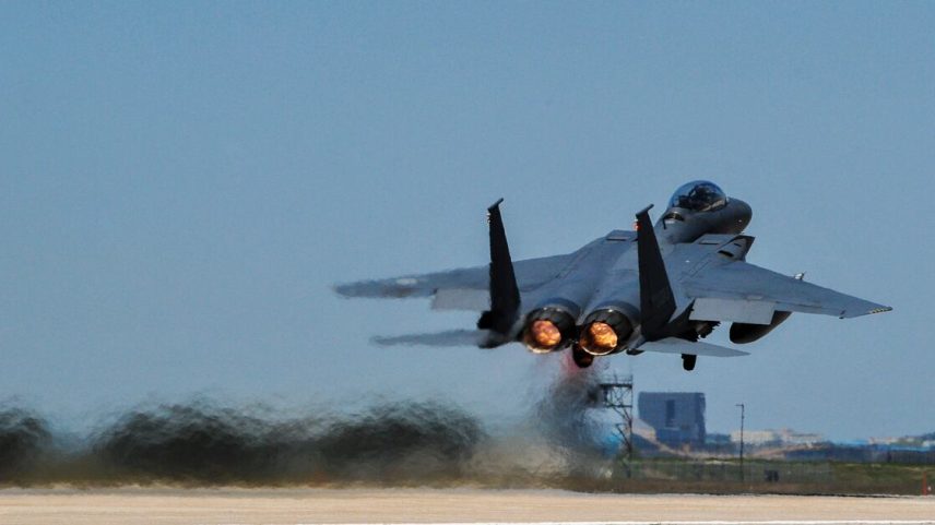 Caça F-15K Slam Eagle da Força Aérea da Coreia do Sul decola durante o exercício na Base Aérea de Kunsan, na Coreia do Sul