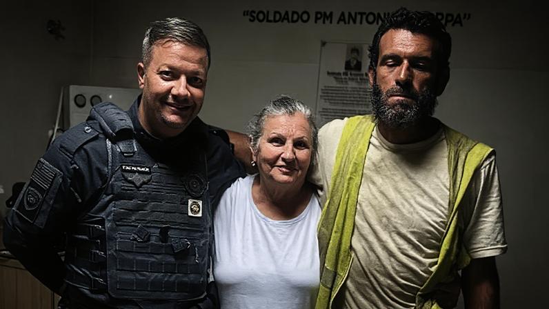 Professor universitário desaparecido havia cinco anos reencontra a mãe, de 70 anos, em posto da PM Rodoviária, em Araraquara (SP)