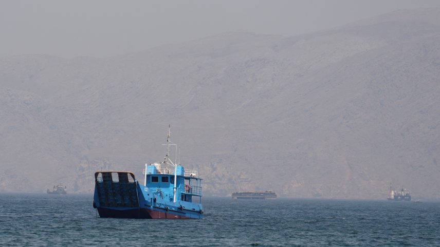 Navios e barcos no Estreito de Ormuz, na costa de Musandam, em Omã