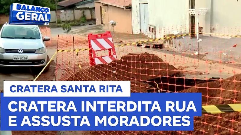 Cratera interdita rua e assusta moradores