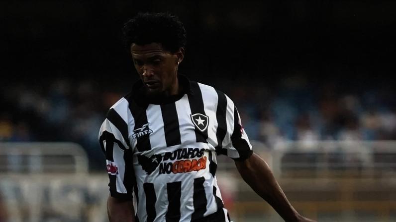 Valdo, ex-meia de Grêmio, Cruzeiro e Botafogo, segue em busca de novo destino