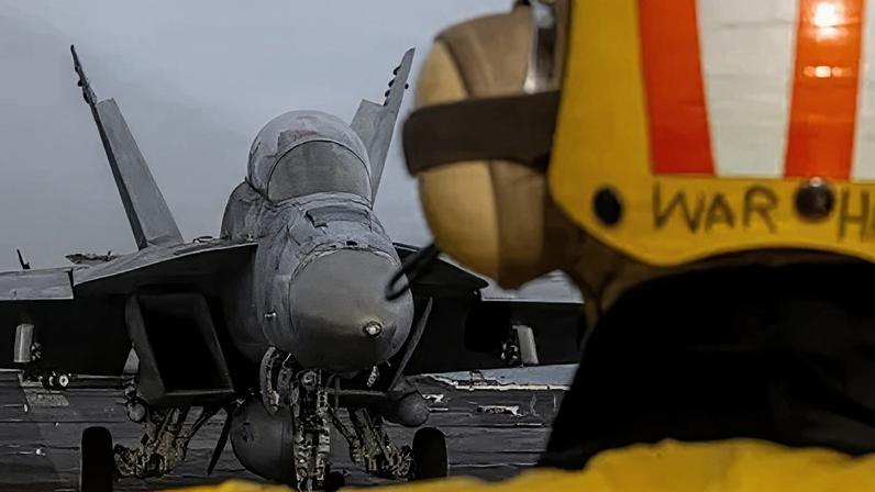 Um F/A-18F Super Hornet se prepara para decolar do convés de voo do porta-aviões classe Nimitz da Marinha dos EUA USS Abraham Lincoln em um local não revelado durante o ataque da Operação Epic Fury ao Irã31/03/2026Marinha dos EUA/Handout via REUTERS
