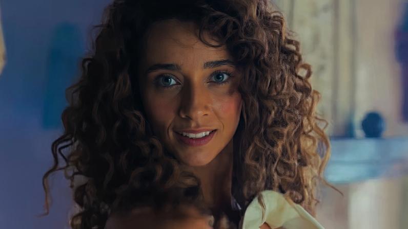 Letícia Laranja aparece sorridente, interpretando Gomer em novo vídeo