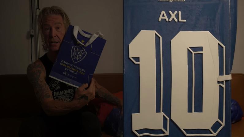 Astros do Guns N’ Roses ganham camisa de clube da 4ª divisão do Brasileirão