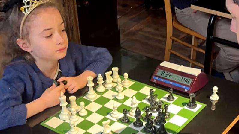 Menina de 6 anos se destaca no xadrez e provocações nas redes