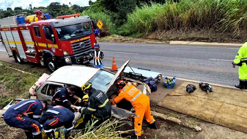 Idoso e criança ficam feridos em acidente entre dois carros na BR-365, em Patrocínio