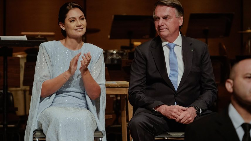 Michelle (PL) acompanha recuperação de Jair Bolsonaro (PL) na casa onde eles moram, no DF
