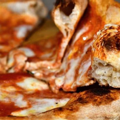 Pizzaiolos discutem se dobrar a fatia de pizza é correto