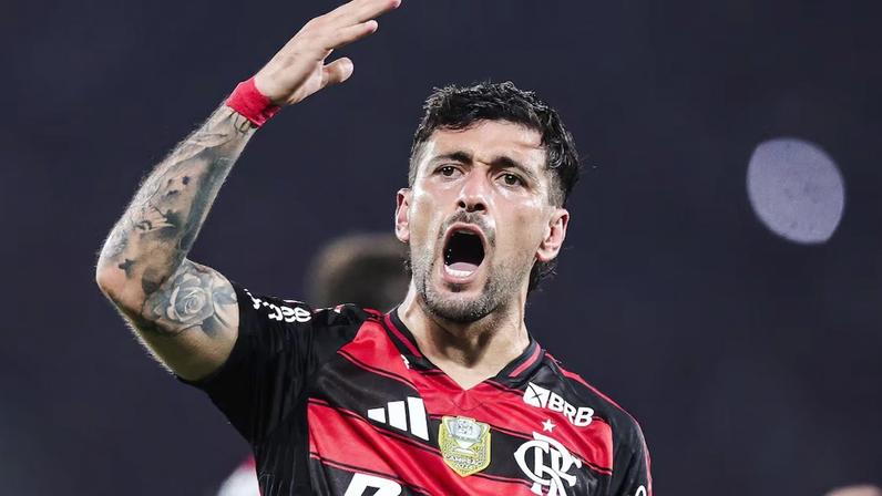 Meia uruguaio do Flamengo ocupa segundo lugar na lista dos atletas com mais faltas sofridas na área; ranking é liderado por atacante do Athletico-PR