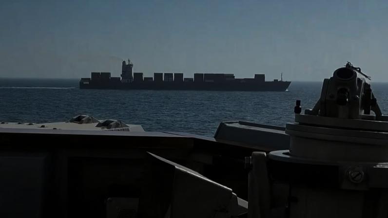 Navio iraniano M/V Touska é alvo de ataque do destróier americano USS Spruance