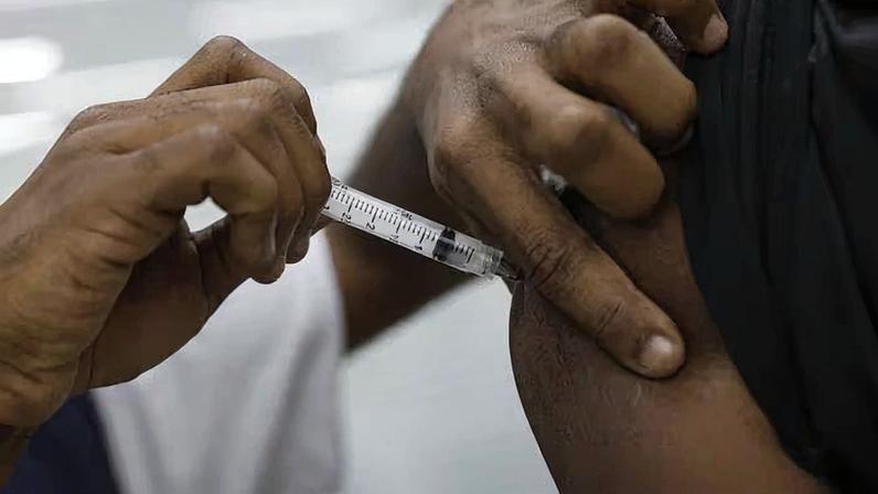 Lei obriga empresas a informar trabalhadores sobre vacinação e folga para exames