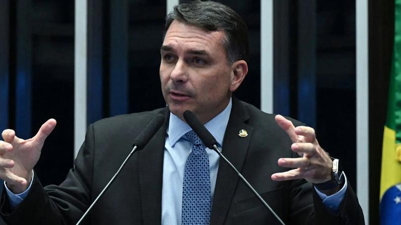 Flávio Bolsonaro quer que seu pai e perseguidos subam a rampa do Planalto caso vença eleições. (Foto: Carlos Moura/Agência Senado)